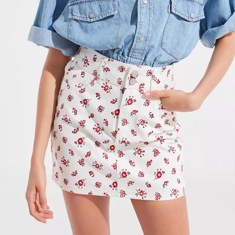 BDG Double-Button Floral Mini Skirt White with Red Flowers - XS